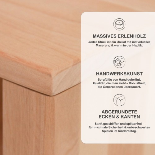 Kinder Garderobe mit Sitzbank und Schuhregal im warmen Naturholz-Flur – ordentlich und wohnlich.